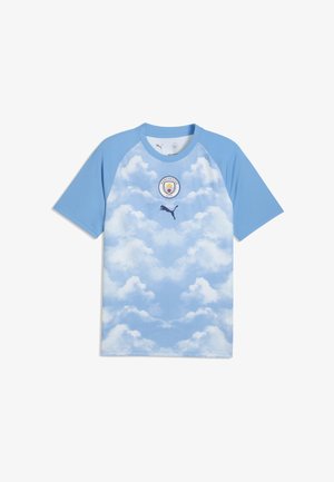 Hellblaues Manchester City Fußballtrikot mit Himmel- und Wolkenmuster, Puma-Logo und Vereinswappen auf der Brust.