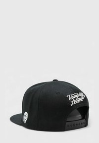 Mustekalainen snapback-lakki, joka on valmistettu kankaasta. Lakissa on valkoista "Naughty League" -brodeerausta ja pyöreä logomuotoilu sivussa.