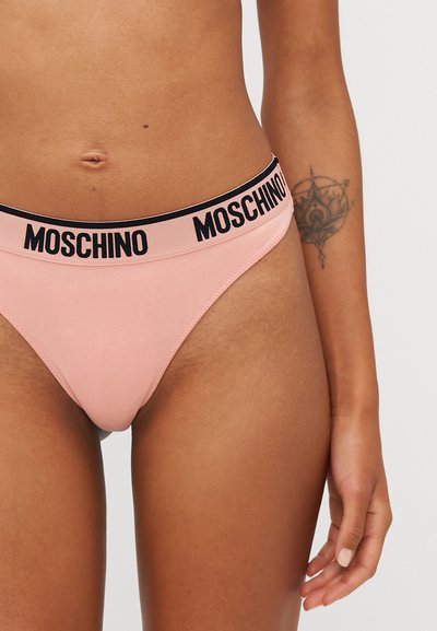 Rozā kokvilnas stringi ar melnu Moschino logo jostu; gluda tekstūra un pieguļošs dizains ar standarta sānu pārklājumu.