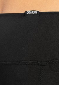 Zwarte sportleggings met een gladde, rekbare textuur. Voorzien van een merklabel in het zwart op de tailleband en platte naden voor duurzaamheid.