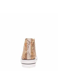 Sneaker alta con stampa mappa beige, suola in gomma bianca, striscia nera di accento e collo imbottito per il comfort.