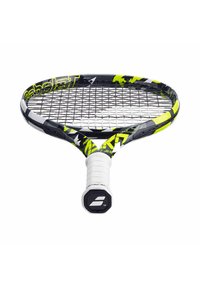 Zwarte en gele tennisracket met een gestructureerde grip en een hexagonale handgreep. De kop heeft een rasterpatroon en levendige grafische accenten.