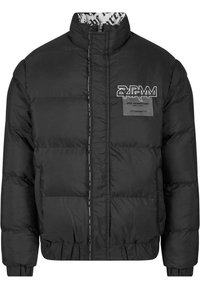 Jachetă puffer neagră cu guler înalt, mânici cu nervuri și tiv elastic. Prezintă un imprimat cu logo și un buzunar cu clapetă pe față. Interior căptușit.