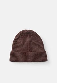 Brun ribbad mössa med en vikbar kant, tillverkad av texturerat tyg, med vertikala linjer över hela ytan.
