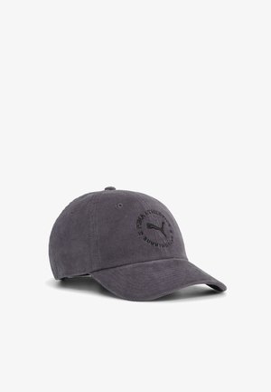 Mørkegrå kordfløjl baseballkasket med buet skygge og cirkulært Puma-logo broderet på frontpanelet.