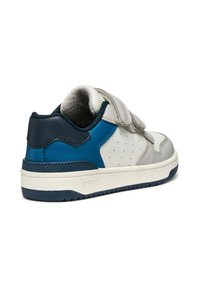 Baskets pour enfants avec un dessus bicolore bleu et gris, des bandes velcro, des détails perforés et une semelle extérieure texturée blanche.