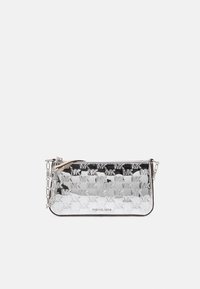 Borsa a clutch in pelle verniciata argento e nera con logo MK impresso, chiusura con zip e tracolla in catena argentata. Texture liscia e forma rettangolare.