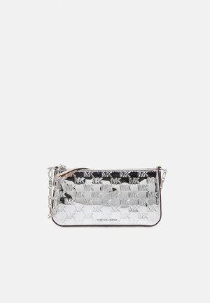 Borsa a clutch in pelle verniciata argento e nera con logo MK impresso, chiusura con zip e tracolla in catena argentata. Texture liscia e forma rettangolare.