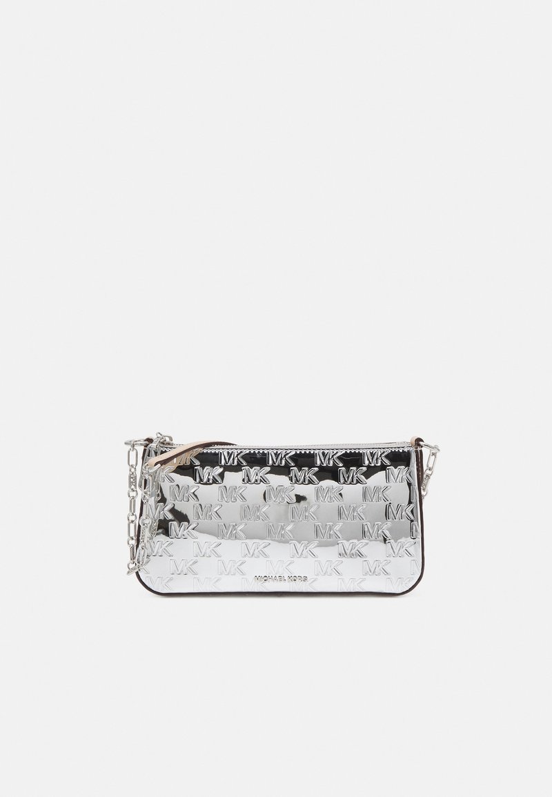 Borsa a clutch in pelle verniciata argento e nera con logo MK impresso, chiusura con zip e tracolla in catena argentata. Texture liscia e forma rettangolare.