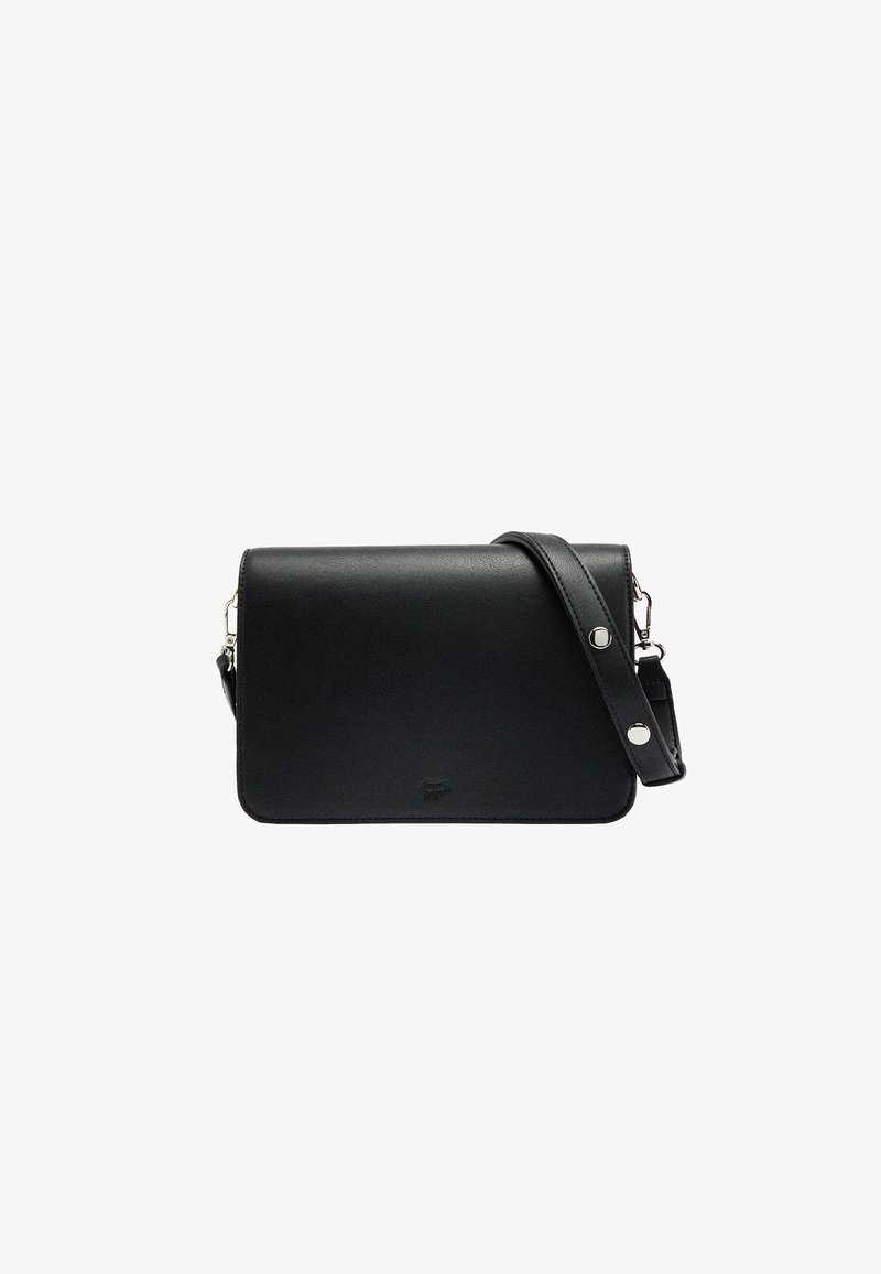 Czarna skórzana torba na ramię o prostokątnym kształcie, gładkiej fakturze, regulowanym pasku i srebrnych akcentach.