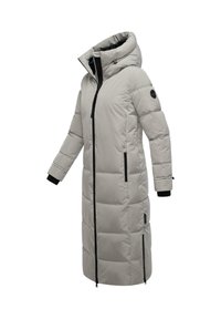 Cappotto imbottito lungo e grigio con colletto alto, zip frontale, tasche laterali e dettagli neri sulle maniche e sulle cerniere. Presenta una texture trapuntata.