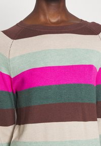 Stickad tröja med horisontella ränder i rosa, grön, brun och beige; rund halsringning och mjuk textur.