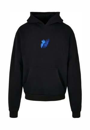 Czarna bluza z kapturem z przednią kieszenią kangurką i małą, niebieską grafiką motyla na środku klatki piersiowej.
