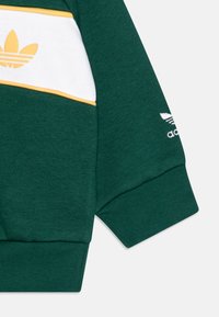 adidas Originals CREW INFANT UNISEX SET - Collegepaita - collegiate green/semi spark