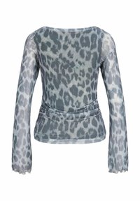 Gennemsigtig langærmet top i grå med leopardmønster, der har rund halsudskæring og rynke-detalje i taljen.