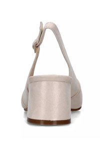 Sandal con tacco beige, dalla texture liscia, con schiena aperta e cinturino alla caviglia regolabile. Il tacco è largo e la suola è marrone.