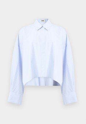 Chemise courte à manches longues bleu clair avec un col classique, une patte de boutonnage cachée et des épaules tombantes sur un fond uni.