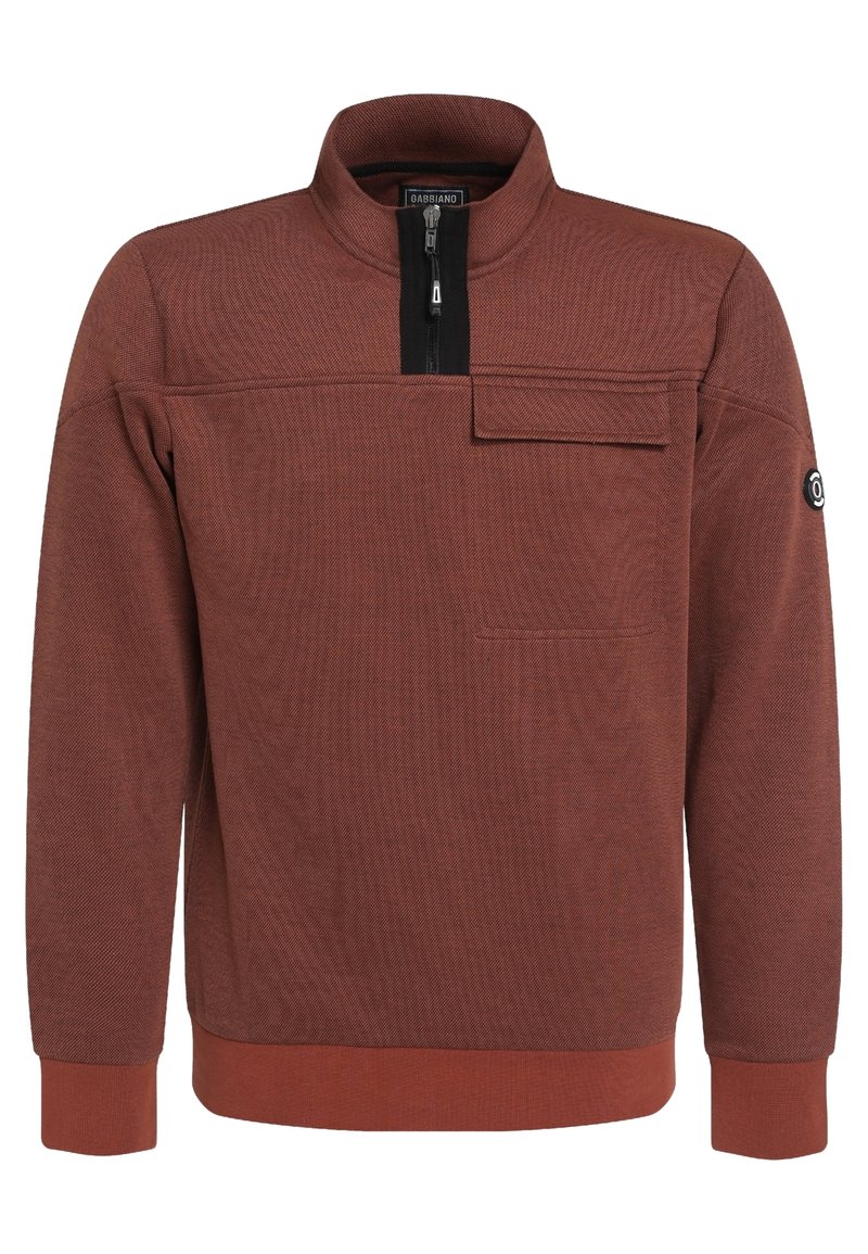 Rotbrauner Pullover mit hohem Kragen, halbem Reißverschluss und Brusttasche. Strukturiertes Material mit gerippten Bündchen und Saum. Schwarzer Akzent am Reißverschluss.