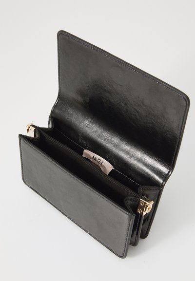 Portafoglio in pelle nera con una texture liscia, dotato di una tasca con zip e due scomparti, parti metalliche dorate e un'etichetta con la scritta "NO.21."