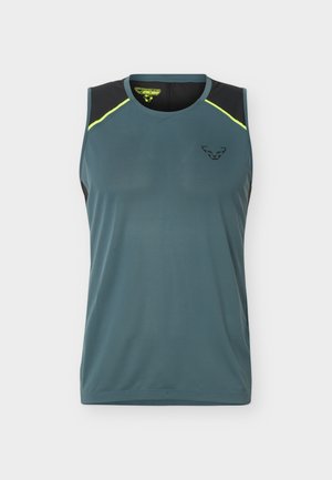 Tricou sport fără mâneci, de culoare teal estompată, cu panouri negre pe umeri și tiv galben neon, având un mic emblemă neagră pe piept.