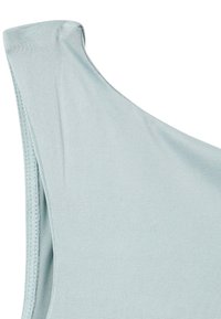 Top azzurro chiaro, con una spalla, realizzato in tessuto liscio e elastico; presenta cuciture curate e un design elegante. Ideale per un abbigliamento casual.