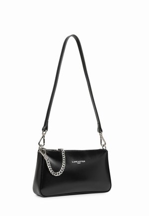 Borsa a tracolla nera in pelle con una lunga cinghia, dettaglio in catena argentata e texture liscia. Presenta il logo "LANCASTER PARIS" sul davanti.