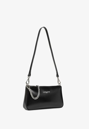 Borsa a tracolla nera in pelle con una lunga cinghia, dettaglio in catena argentata e texture liscia. Presenta il logo "LANCASTER PARIS" sul davanti.