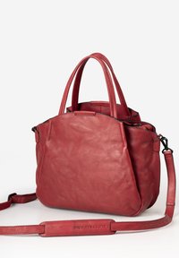 Borsa a tracolla in pelle rossa con un design morbido e strutturato, doppi manici superiori, tracolla removibile e sottili dettagli di cucitura.