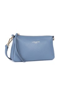 Borsa a tracolla in pelle blu con finitura testurizzata, chiusura con zip e hardware dorato. Presenta una tracolla removibile e dettaglio con logo.