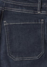 Tummansininen denim-kangas, jossa on takatasku, jossa on kontrastiväriset ompeleet ja hieman kulmahuippu. Sileä rakenne klassisella ilmeellä.