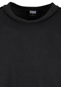 Tricou din bumbac negru cu guler rotund, având o etichetă cu inscripția "URBAN CLASSICS" și cu mărimea "M" vizibilă. Textură moale.