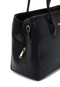 Sac à main noir en synthétique texturé avec un accent tissé sur le dessus, matériel de fermeture éclair doré et doubles poignées. Forme carrée avec un design structuré.