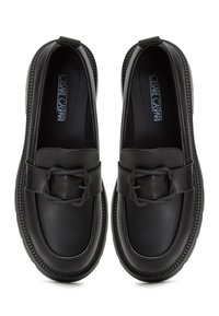 Zwarte leren loafers met een rechthoekige gespdetail. Ronde neus, getextureerde bovenkant en een gestikte zool.