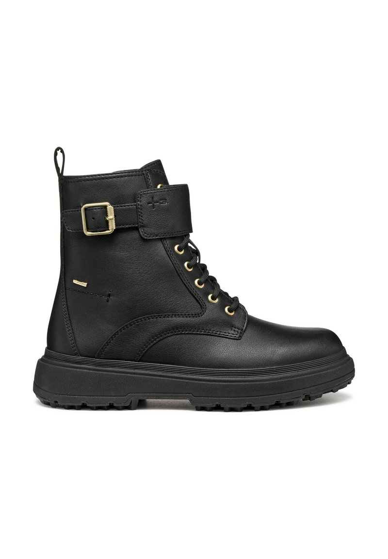 Botín negro de cuero hasta el tobillo con cordones en la parte frontal, correa con hebilla, lengüeta de tirón, suela gruesa y resistente, y ojales y accesorios en tono dorado.