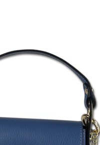 Sac à main en cuir bleu avec une texture lisse, de forme cylindrique, muni d'une courte poignée et d'accents en matériel doré.