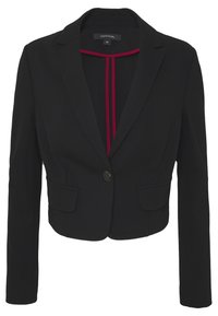 Blazer noir court à manches longues, fermeture par un bouton unique, revers crantés, deux poches à rabat à l'avant, et passepoil rouge à l'intérieur du col.