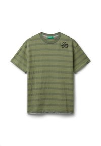 Camisa de algodón verde oliva con patrón de rayas horizontales, mangas cortas, cuello redondo y texto bordado "VE CON LA CORRIENTE" en el pecho.