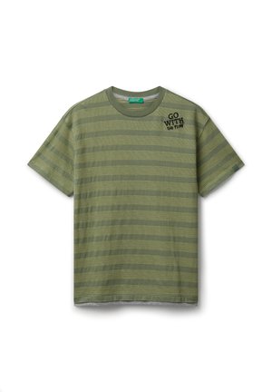 Olivgrünes T-Shirt mit horizontalem Streifenmuster, kurzen Ärmeln, Rundhalsausschnitt und besticktem Text "GO WITH THE FLOW" auf der Brust.