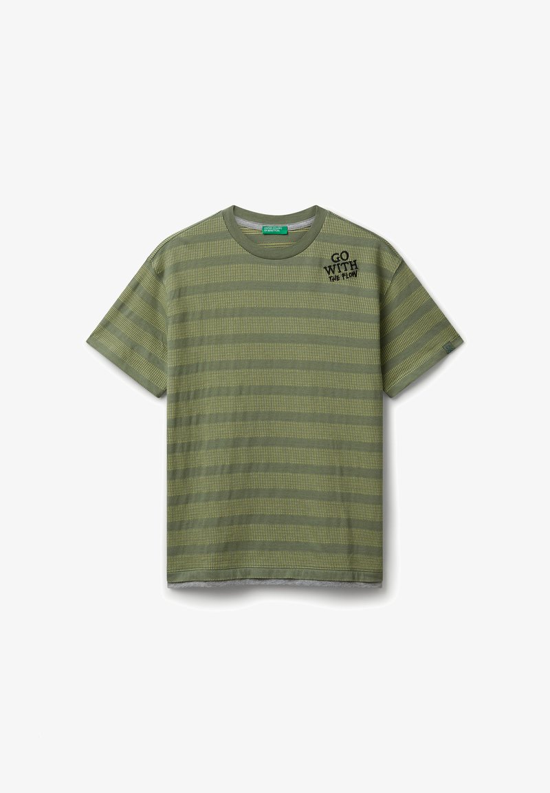 Camisa de algodón verde oliva con patrón de rayas horizontales, mangas cortas, cuello redondo y texto bordado "VE CON LA CORRIENTE" en el pecho.