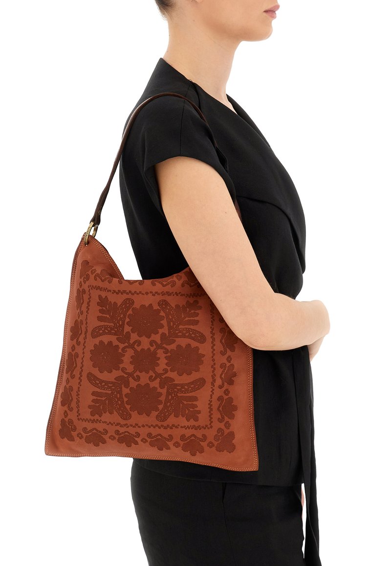 Borsa a spalla in pelle marrone con motivo floreale ricamato, design piatto e una sola tracolla. Accentata da dettagli di cucitura.