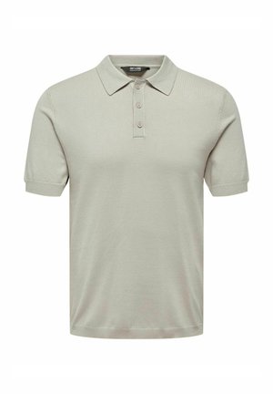 Polo de color gris claro con cuello, tapeta de tres botones, mangas cortas y textura suave. Diseño simple y clásico.