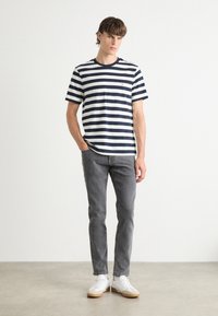 Tommy Hilfiger ESSENTIAL TEE - T-shirt basic - desert sky/white