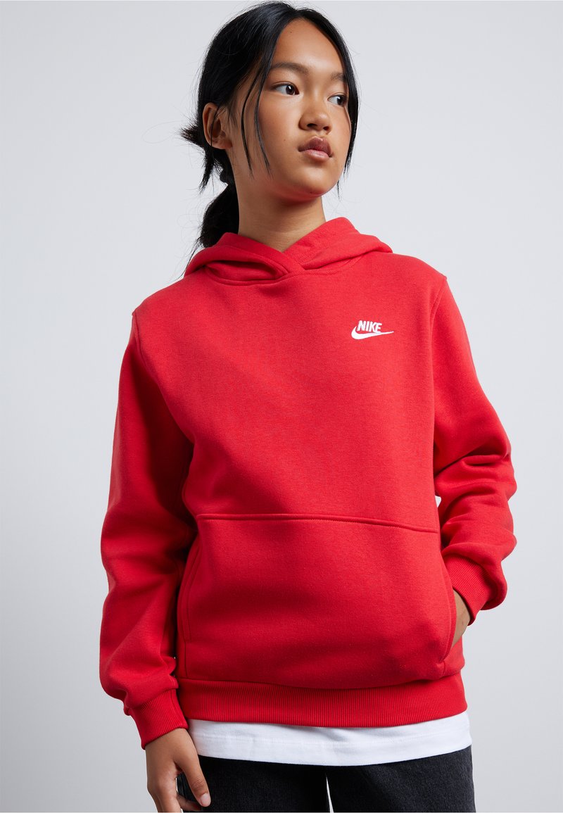 Hanoracul roșu Nike are o buzunar frontal tip pouch și manșete cu nervuri. Dispune de o glugă cu şnur și un logo alb pe piept. Textură de țesătură moale.