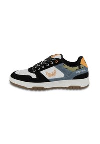 Sneakers bianco e nero realizzati in materiali scamosciato, pelle e denim. Presentano una suola in gomma, accenti arancioni e un dettaglio con il logo sul lato.