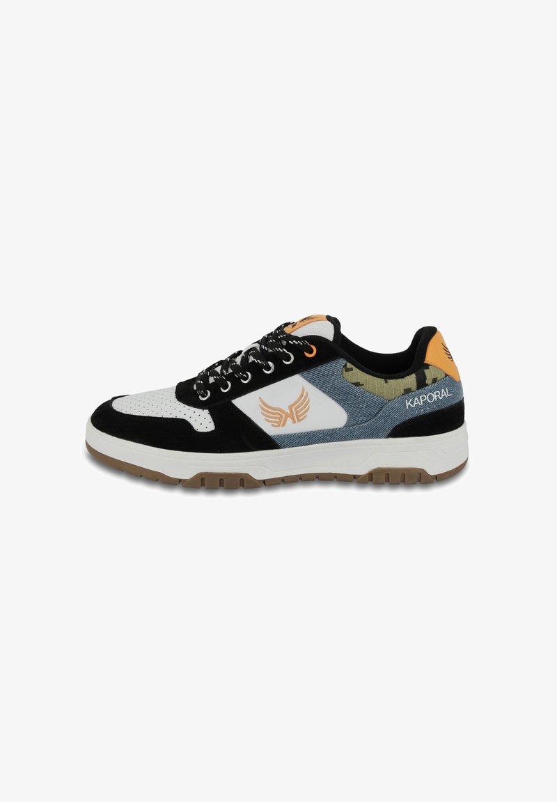Baskets noires et blanches en matériaux suédé, cuir et denim. Elles disposent d'une semelle en caoutchouc, d'accents orange et d'un logo sur le côté.