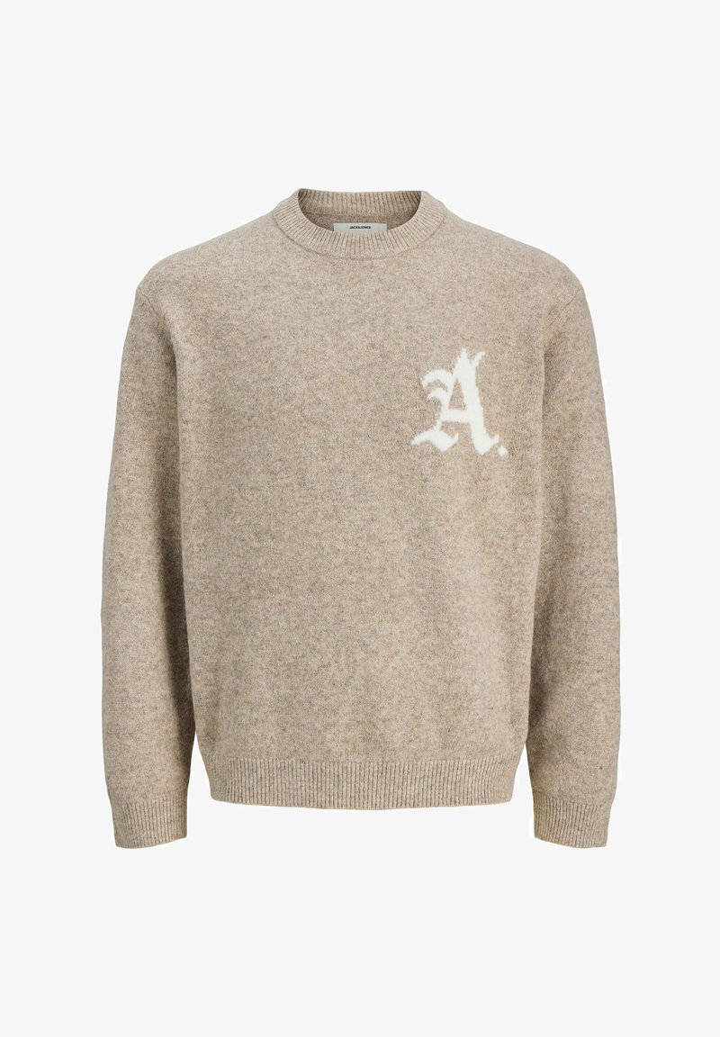 Pull en laine beige avec col, poignets et bas côtelés, arborant une lettre "A" blanche stylisée sur la poitrine gauche.