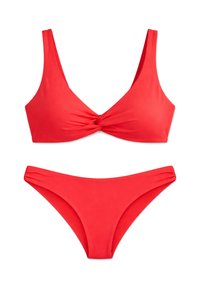 Ensemble bikini deux pièces rouge avec un haut devant torsadé et un bas taille basse avec des détails froncés sur les côtés.