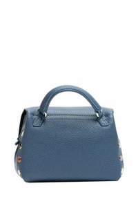 Borsa a mano in pelle blu con finitura testurizzata, manico arrotondato e dettagli in metallo argentato. Presenta una forma strutturata e dettagli con borchie.