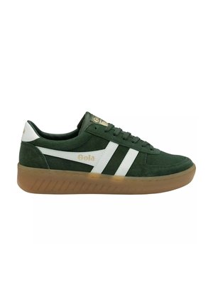 Zapatilla Gola de ante verde con rayas blancas, suela de goma, cierre de cordones y detalles de marca en el lateral, la lengüeta y el talón.