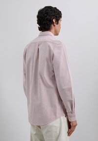 Rotes und weiß gestreiftes Hemd zum Knöpfen mit einem breiten Kragen, langen Ärmeln und abgerundetem Saum, aus leichtem Stoff gefertigt.